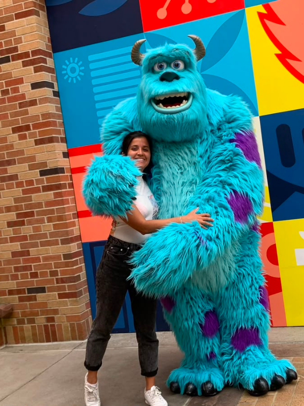 Paloma abrazando a Sulley en Universal Studios